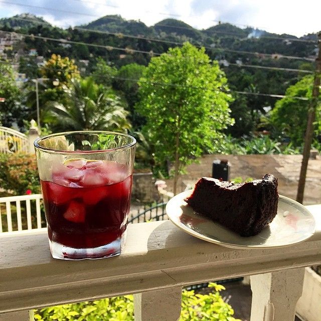 The Perfect Pairing: Jamaican Fruit Cake and Traditional Sorrel Drink for a Joyful Christmas
